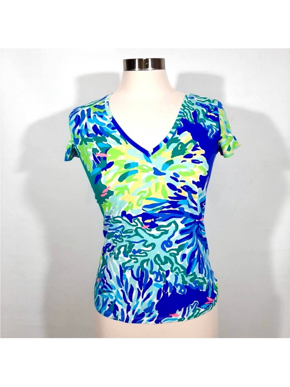 Lilly Pulitzer Short Sleeve V‑Neck Tee in Blue, Green, Yellow XS